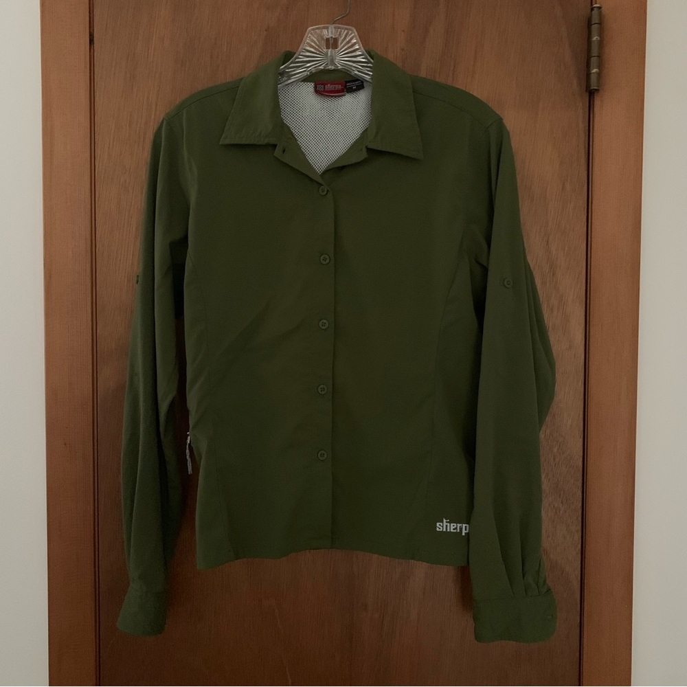 Women’s M SHERPA ADVENTURE GEAR Olive Green Long Sleeve Tab Up Button Shirt EXC